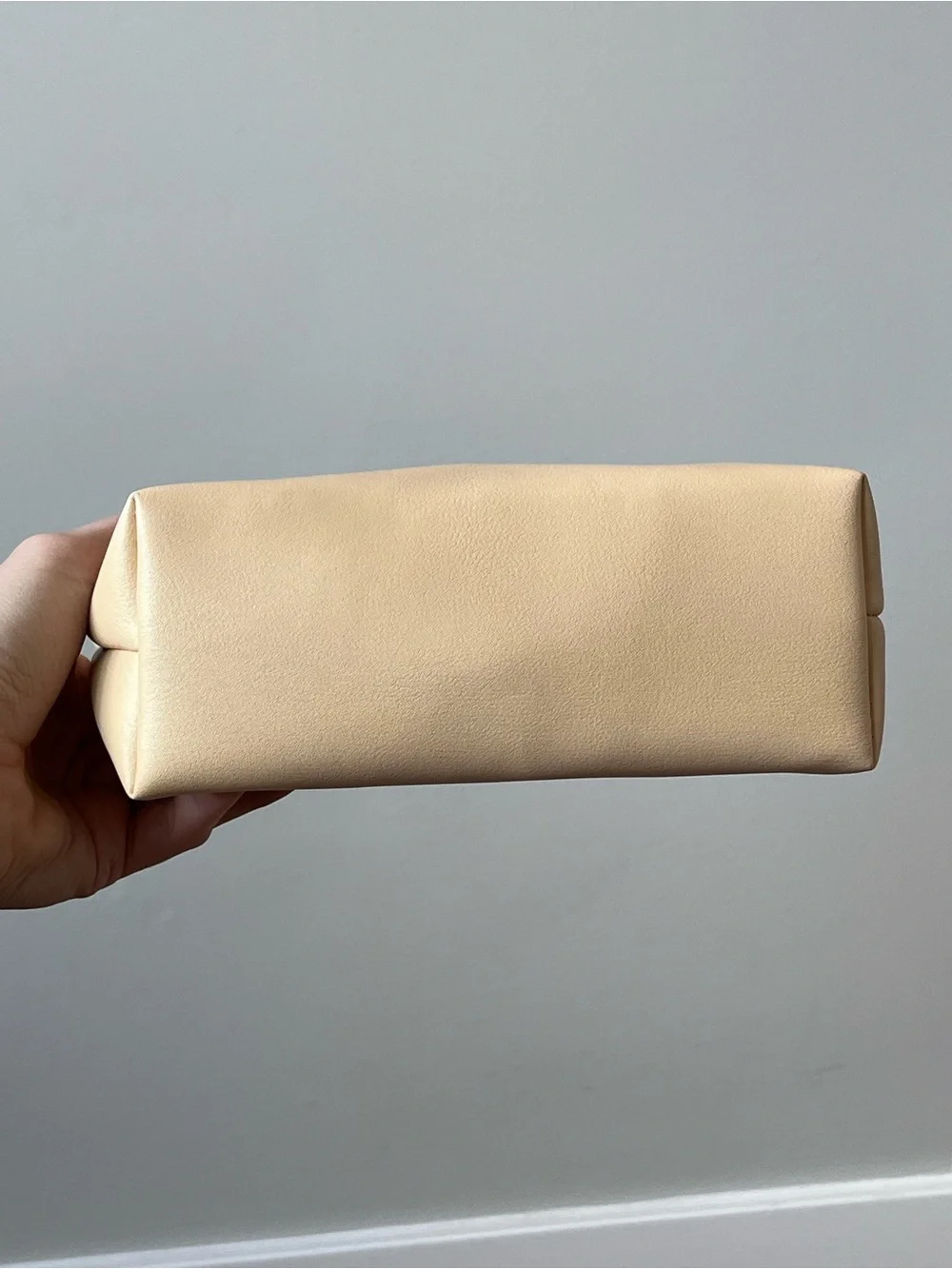 Emirates BVLGARI Women’s Cream/Ivory Business Class Amenity Kit Toiletry Bag NEW